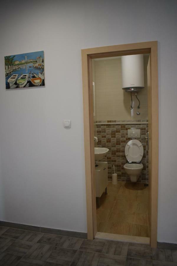 Appartamento Apartman Dani-Podstrana Esterno foto