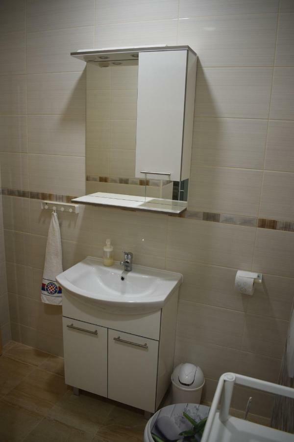 Appartamento Apartman Dani-Podstrana Esterno foto