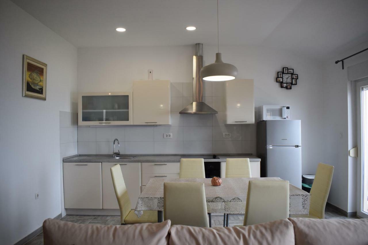 Appartamento Apartman Dani-Podstrana Esterno foto