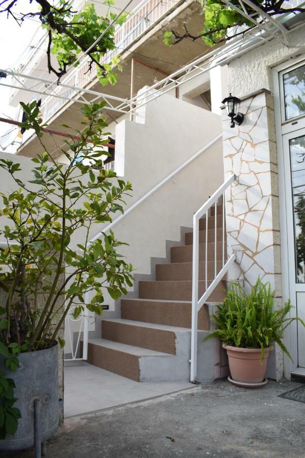 Appartamento Apartman Dani-Podstrana Esterno foto