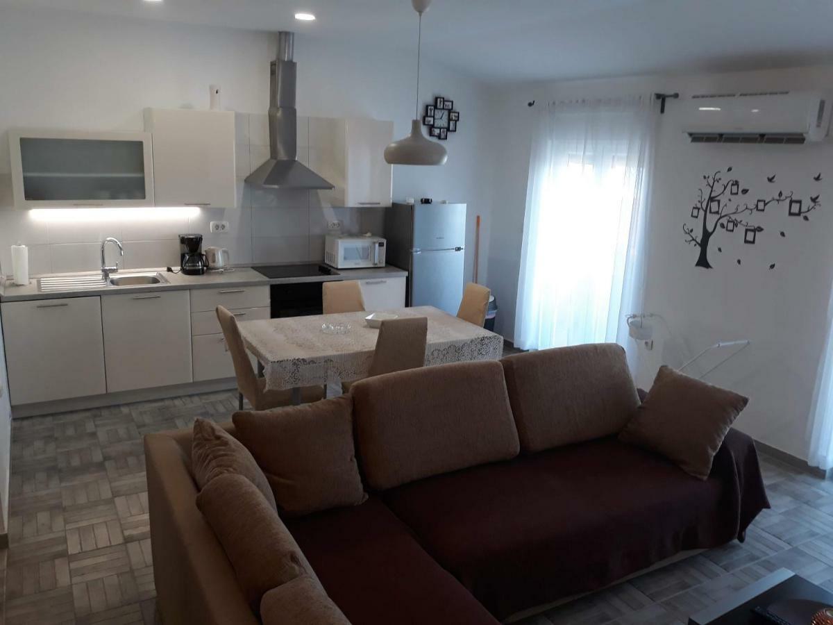Appartamento Apartman Dani-Podstrana Esterno foto
